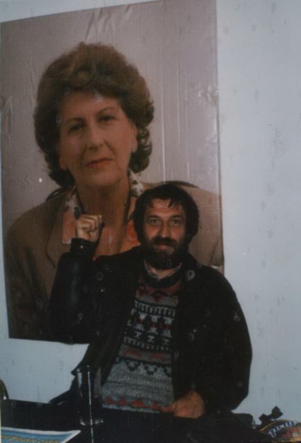 Nedeljko pokazuje Biljanu.....jpg, 66 KB